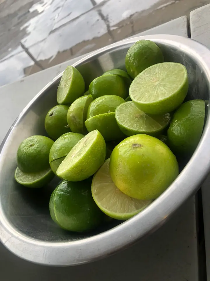 Tazón con limones partidos