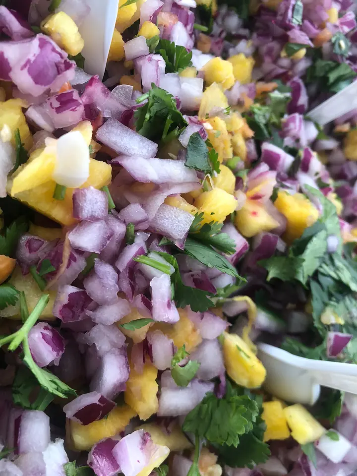Piña picada con cebolla morada y cilantro