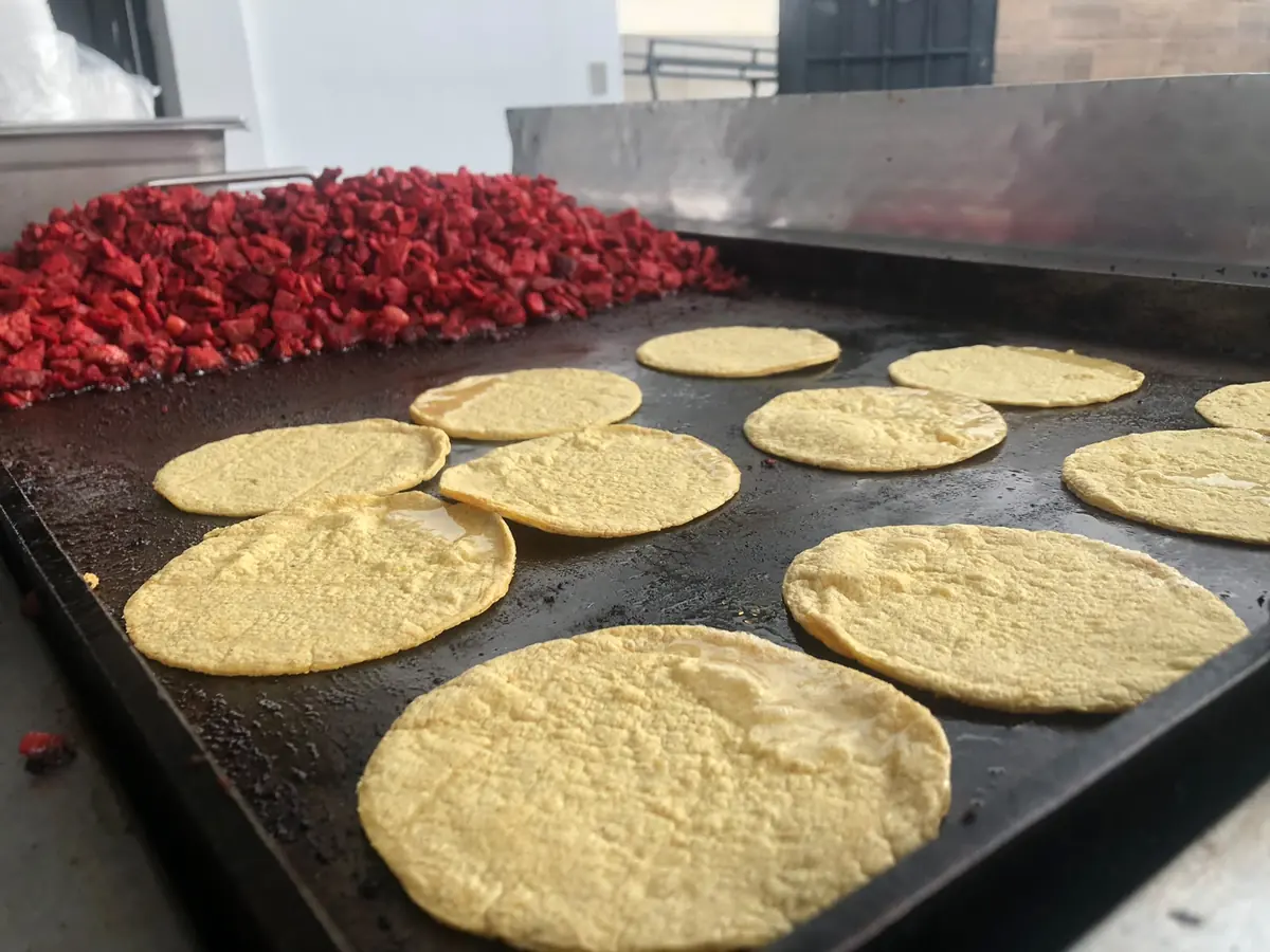 Trompo y tortillas calentándose en la plancha