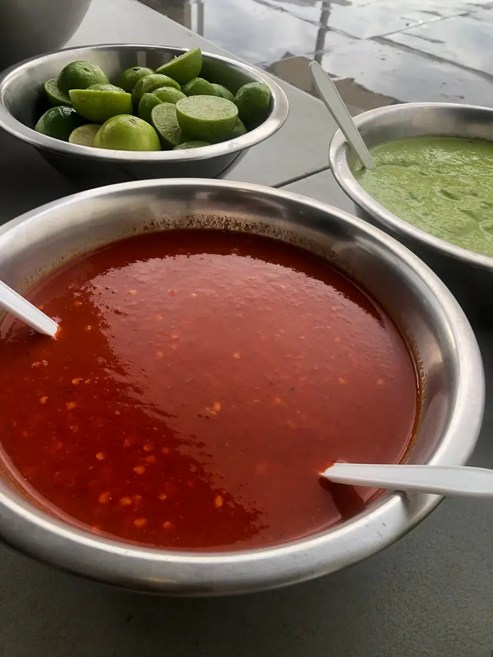 Salsa roja, salsa verde y limones