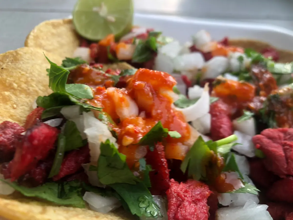 Tacos de trompo con salsa, cebolla, cilantro y limón